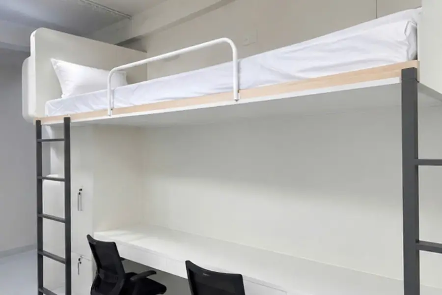 Khu làm việc và học tập chung tại Metime.casa với bàn dài, ghế công thái học và đèn riêng từng chỗ